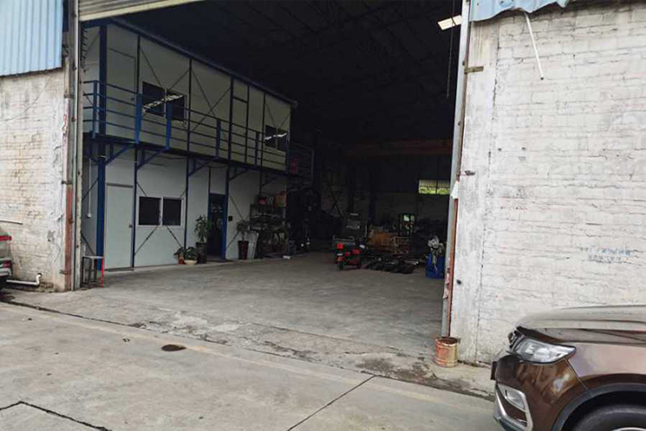 新(xīn)厂房门口